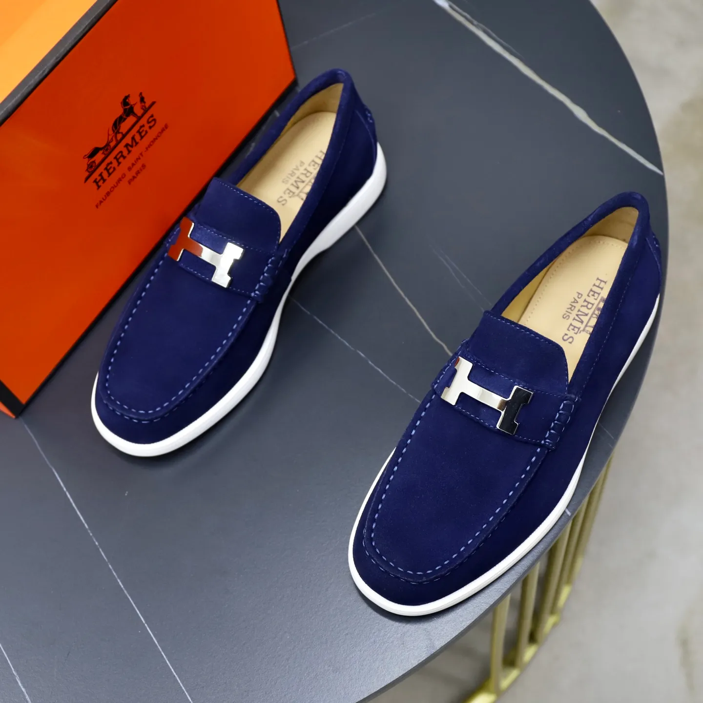 Ex-factory price: 540💰Hermès/Hermès slip-on men's shoes. This shoe is made of imported cow suede leather, with simple and smooth lines, and a 3CM rubber foam ultra-light sole combined with aerodynamic design! Youthful and fashionable, H button decoration, contrasting leather embellishment on the heel, calf lining to gently wrap your feet, with embossed logo cowhide feet, leather rock strips, casual and urban style, highlighting youthful vitality, sports and leisure version, super versatile Size number: 38-39-40-41-42-43-44 Standard leather shoe size (45 can be customized but does not support returns)